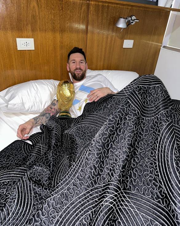 FOTO Messi a dormit cu trofeul Cupa Mondială. Aproape un milion de ”like-uri” în mai puțin de o oră