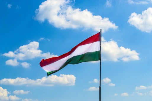 Federația de Fotbal de la Budapesta a primit permisiune de la UEFA de a folosi pe drapeluri simbolul Ungariei Mari la partidele naționalei maghiare