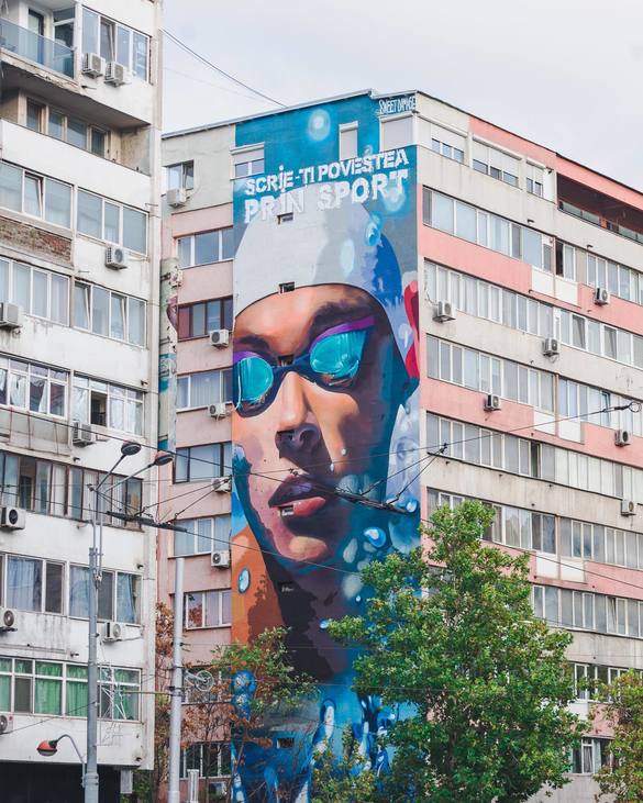 FOTO Pictură uriașă cu David Popovici pe un bloc din București. Mesajul transmis de înotător