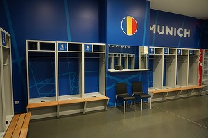FOTO Cum a rămas vestiarul tricolorilor după meciul din optimile CE 2024 cu Țările de Jos: România a fost aici! Bilet lăsat pentru organizatori, în română și germană