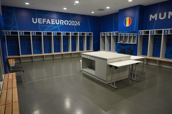 FOTO Cum a rămas vestiarul tricolorilor după meciul din optimile CE 2024 cu Țările de Jos: România a fost aici! Bilet lăsat pentru organizatori, în română și germană