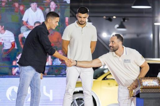 FOTO Țiriac, care tocmai a dat sportivilor români medaliați la Olimpiadă câte o mașină electrică, chemat de la Chișinău să premieze și sportivii moldoveni: Nu suntem o țară?