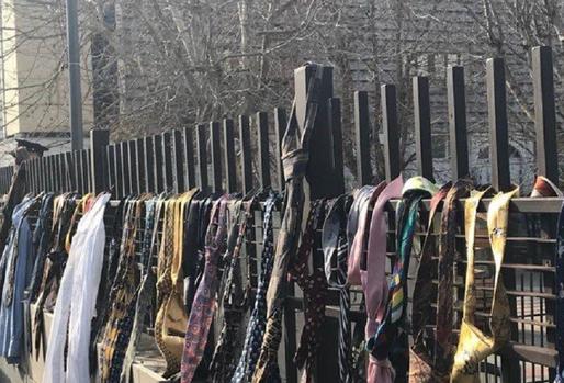 300 de cravate agățate de gardul Guvernului din Kosovo, după ce premierul Haradinaj a decis să-și dubleze salariul: Nu pot să ies în public oricum