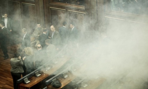 VIDEO Kosovo ratifică frontiera cu Muntenegrul, în pofida unor tiruri de gaze lacrimogene în Parlament