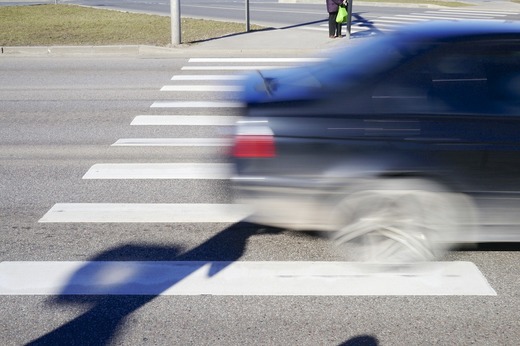Pietonii lituanieni vor fi amendați dacă vorbesc la telefon în timpul traversării străzii