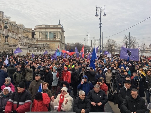 Mii de persoane au protestat la Budapesta față de legea privind orele suplimentare de lucru