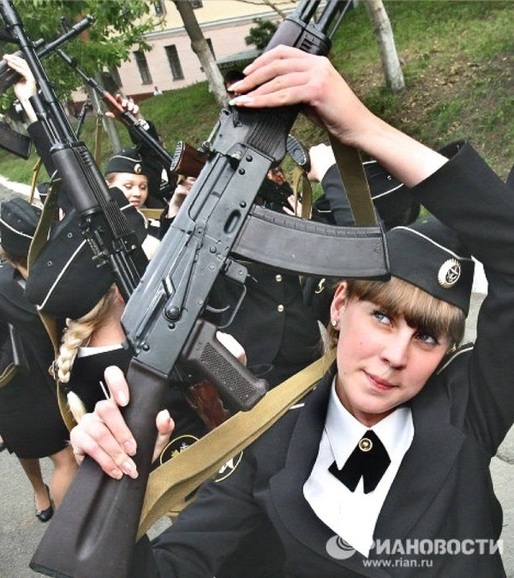 Ministerul rus al Educației introduce ora de asamblare și dezasamblare a unei puști de asalt Kalașnikov AK-47