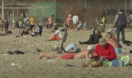 Val de căldură în Grecia, lumea a ieșit la plajă, trecând peste restricții