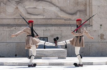 Grecia prelungește serviciul militar