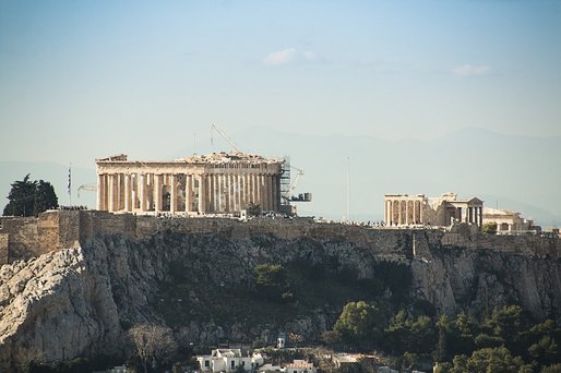 Grecia redeschide magazinele pentru a salva economia