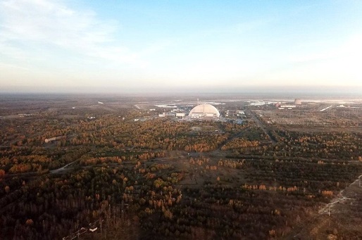VIDEO Băutură alcoolică fabricată din mere crescute lângă fosta centrală nucleară de la Cernobîl, confiscată de autorități