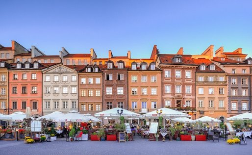 Polonia redeschide restaurantele și barurile la exterior și relaxează obligativitatea purtării măștii
