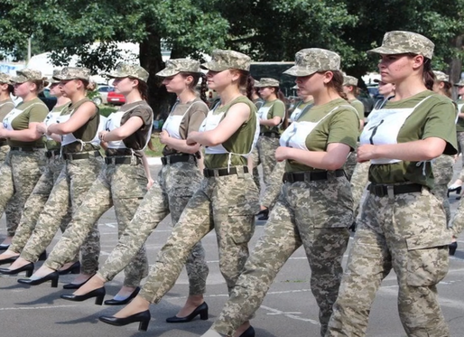VIDEO Confruntată cu un scandal, Ucraina a găsit soluția la tocurile impuse femeilor din armată: le oferă... tocuri „mai confortabile” 