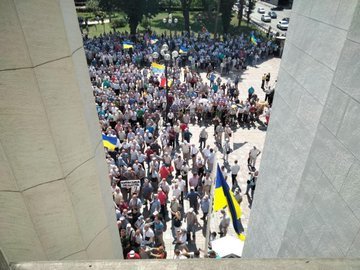 FOTO Sute de foști polițiști au luat cu asalt Parlamentul de la Kiev, pentru pensii