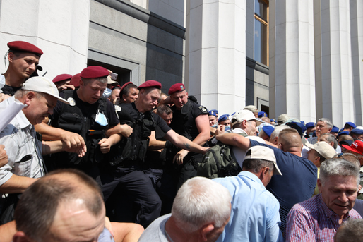 FOTO Sute de foști polițiști au luat cu asalt Parlamentul de la Kiev, pentru pensii