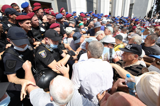 FOTO Sute de foști polițiști au luat cu asalt Parlamentul de la Kiev, pentru pensii