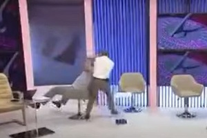 Bătaie în direct între doi politicieni din Republica Moldova. Pumni, strâns de gât și înjurături