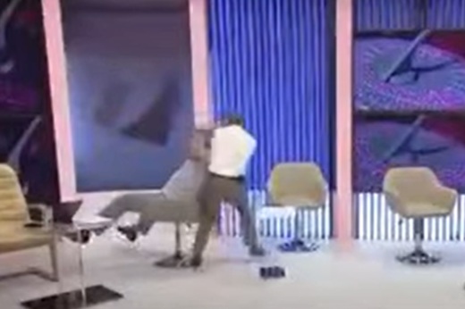 Bătaie în direct între doi politicieni din Republica Moldova. Pumni, strâns de gât și înjurături