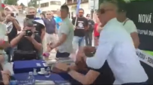 VIDEO Premierul Cehiei, aflat în campanie electorală, a fost atacat cu ouă
