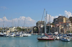 Interdicție de circulație pe timpul nopții în orașul turistic Heraklion, pe Insula greacă Creta