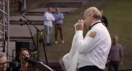 VIDEO VIRAL Un dirijor s-a vaccinat anti-Covid pe scenă, în timpul unui concert