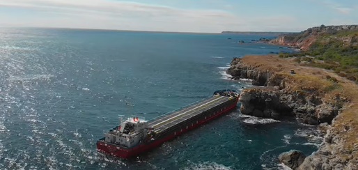 VIDEO Pericol de catastrofă ecologică în Marea Neagră după eșuarea unei nave cu îngrășăminte chimice pe coasta bulgară. Autoritățile au întârziat operațiunile de salvare aproape o săptămână