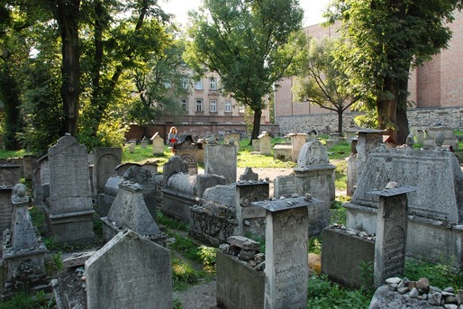Polonia deschide centre de vaccinare împotriva COVID-19 în apropierea cimitirelor