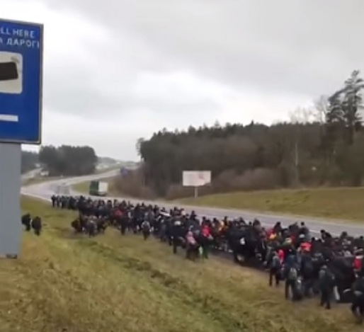 VIDEO Tensiune la granița Polonia-Belarus. Sute de migranți, escortați de bărbați înarmați