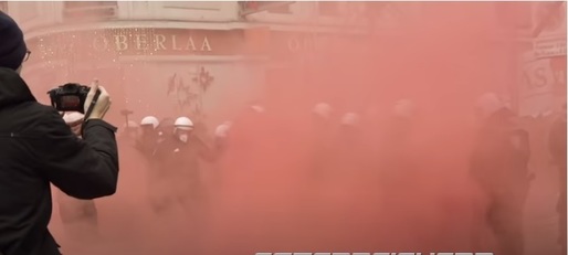 VIDEO Proteste masive, cu spray-uri cu piper, artificii și fumigene, la Viena pentru vaccinarea obligatorie antiCOVID