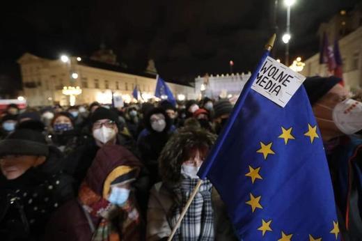 VIDEO ​Mii de polonezi au ieșit pe stradă pentru libertatea presei. Ce prevede noua lege media și care este miza