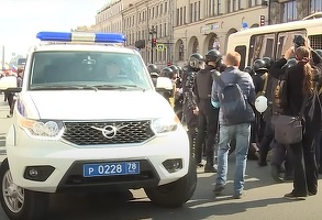 Polițiștii ruși nu vor mai avea nevoie de mandat pentru a intra în locuințele oamenilor și pentru a le percheziționa mașinile