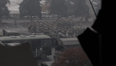 VIDEO Revolta din Kazahstan: Armata a intrat cu blindatele în protestatari. Zeci de manifestanți anunțați ca ”eliminați”