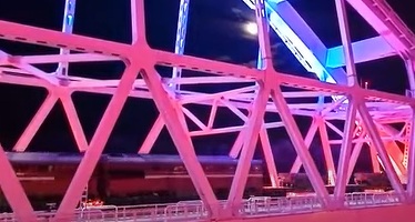 VIDEO Rușii publică imagini cu trenuri încărcate cu tancuri și blindate părăsind Crimeea. Marea Britanie: "Îi credem pe cuvânt, dar îi vom judeca după acțiunile lor"