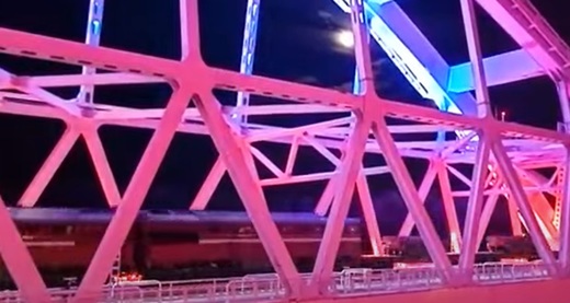 VIDEO Rușii publică imagini cu trenuri încărcate cu tancuri și blindate părăsind Crimeea. Marea Britanie: "Îi credem pe cuvânt, dar îi vom judeca după acțiunile lor"