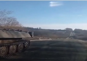 Soldați ruși, rămași cu blindatul fără combustibil în drum. Șofer ucrainean: Vă tractez eu înapoi în Rusia?
