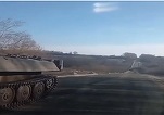 VIDEO VIRAL Soldați ruși, rămași cu blindatul fără combustibil în drum. Șofer ucrainean: Vă tractez eu înapoi în Rusia?