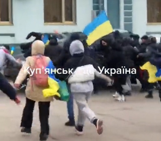 VIDEO Ucrainenii de rând se opun blindatelor și atacă mașinile rușilor 