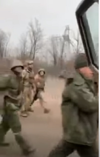 VIDEO Primul schimb de prizonieri în Ucraina. "Paritatea" - 1 ofițer rus la 5 combatanți