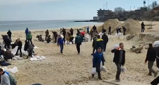 VIDEO Ucrainenii încarcă nisip în saci, în Odesa, pentru a se pregăti de invazia rusă, pe melodia “It’s My Life”. Bon Jovi a reacționat