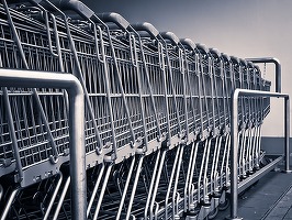 Supermarketurile din Grecia limitează achizițiile de făină și ulei de floarea soarelui