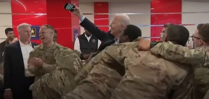VIDEO În Polonia, Biden a mâncat pizza cu soldații americani și le-a împărtășit o poveste despre fiul său, Beau, care a murit