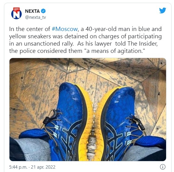 FOTO Un bărbat din Moscova a fost reținut și amendat pentru că purta pantofi sport în culorile Ucrainei, albastru și galben