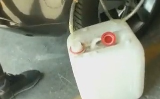 VIDEO Televiziunea de stat din Grecia ironizată că ar da sfaturi despre cum să furi benzina din rezervorul mașinilor