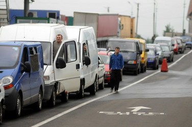 Ucraina, invadată de automobile second-hand din UE în lunile de război. Astăzi, cozi de zeci de kilometri de mașini aduse din Vest