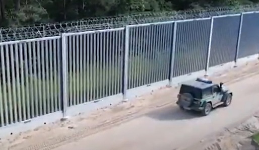 VIDEO Polonia a ridicat un gard pentru oprirea migranților la frontiera cu Belarusul