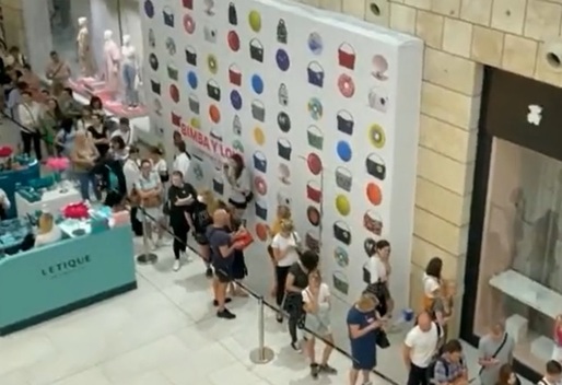 VIDEO Rușii stau la cozi imense la magazinele H&M, înainte de închiderea definitivă