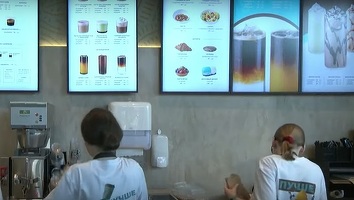 VIDEO Stars Coffee ia locul gigantului american de cafea Starbucks în Rusia, cu sloganul ”Bucks a plecat, stelele au rămas”