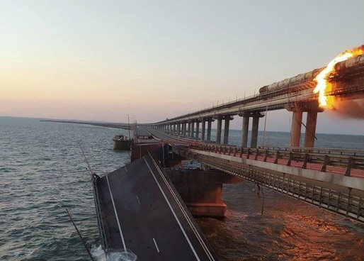 VIDEO Explozie puternică pe Podul Kerci, care face legătura dintre Rusia și Crimeea. Partea rutieră a podului s-a prăbușit