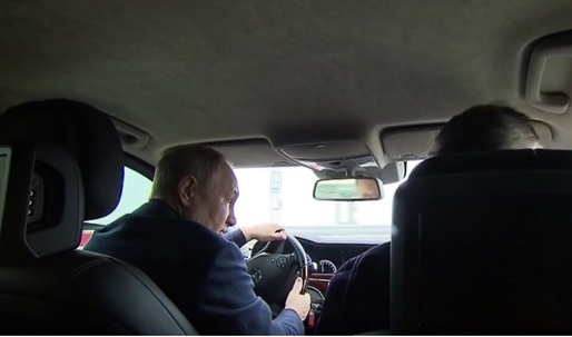 VIDEO Vladimir Putin la volan, pe podul care leagă Crimeea de Rusia