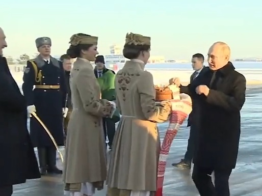 VIDEO Vladimir Putin a sosit în Belarus pentru discuții cu Lukașenko. Liderul rus, întâmpinat cu pâine, sare și un buchet de flori